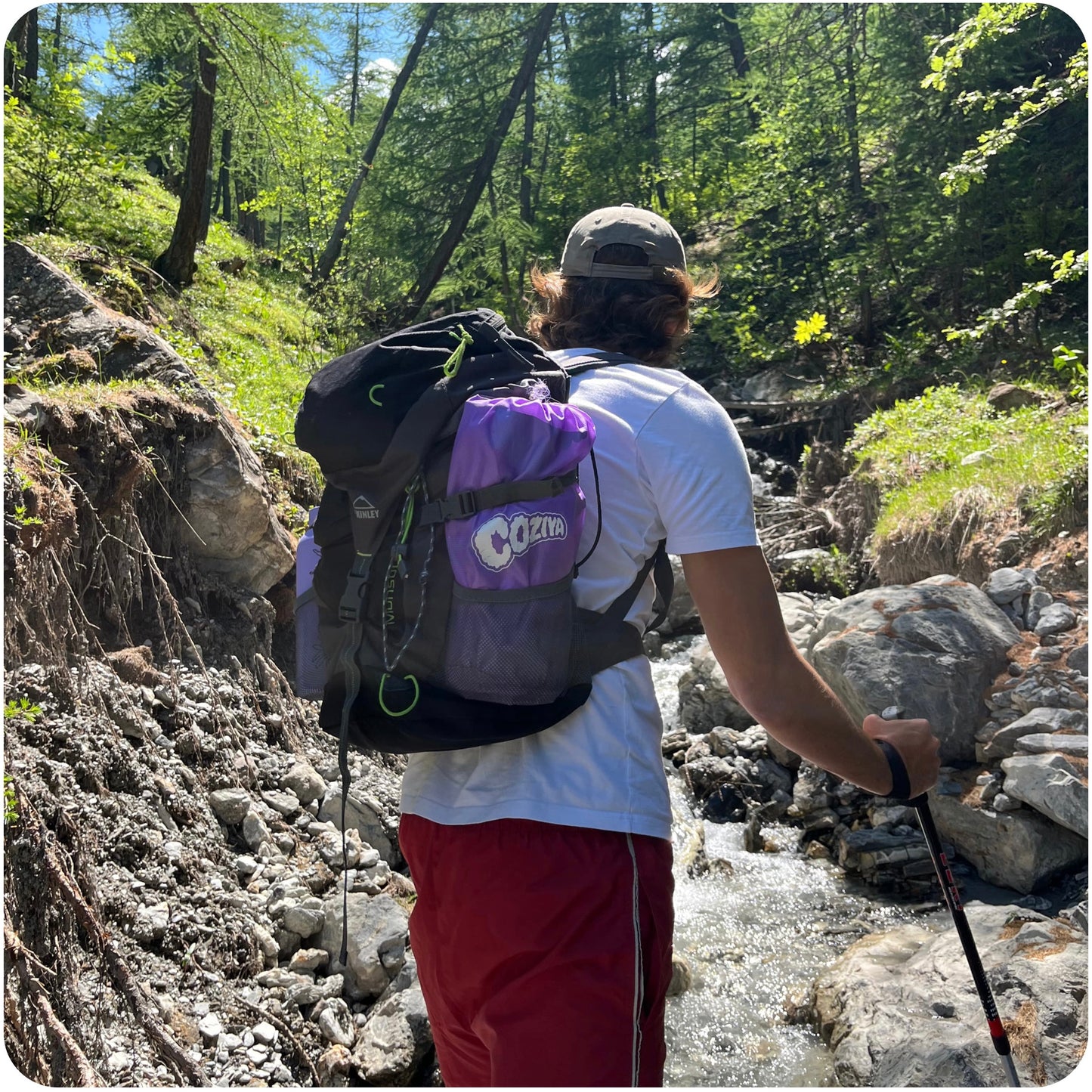 Un petit matelas gonflable qui rentre facilement dans un sac à dos de randonnée ou de voyage