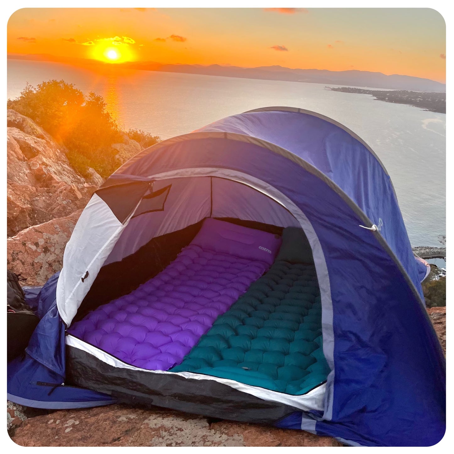 Les matelas gonflable coziya dans une tente en camping