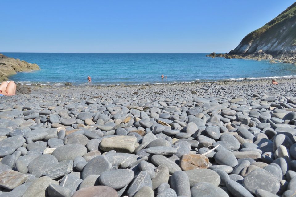 Matelas de plage pour galets : le guide pour ne plus jamais maudire les plages de Nice, Étretat ou Cassis