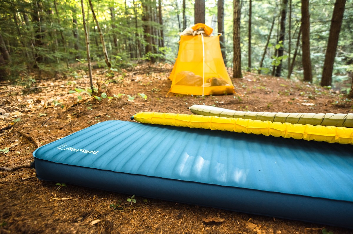 Lit de camp ou matelas gonflable : lequel choisir pour un camping vraiment confortable ?
