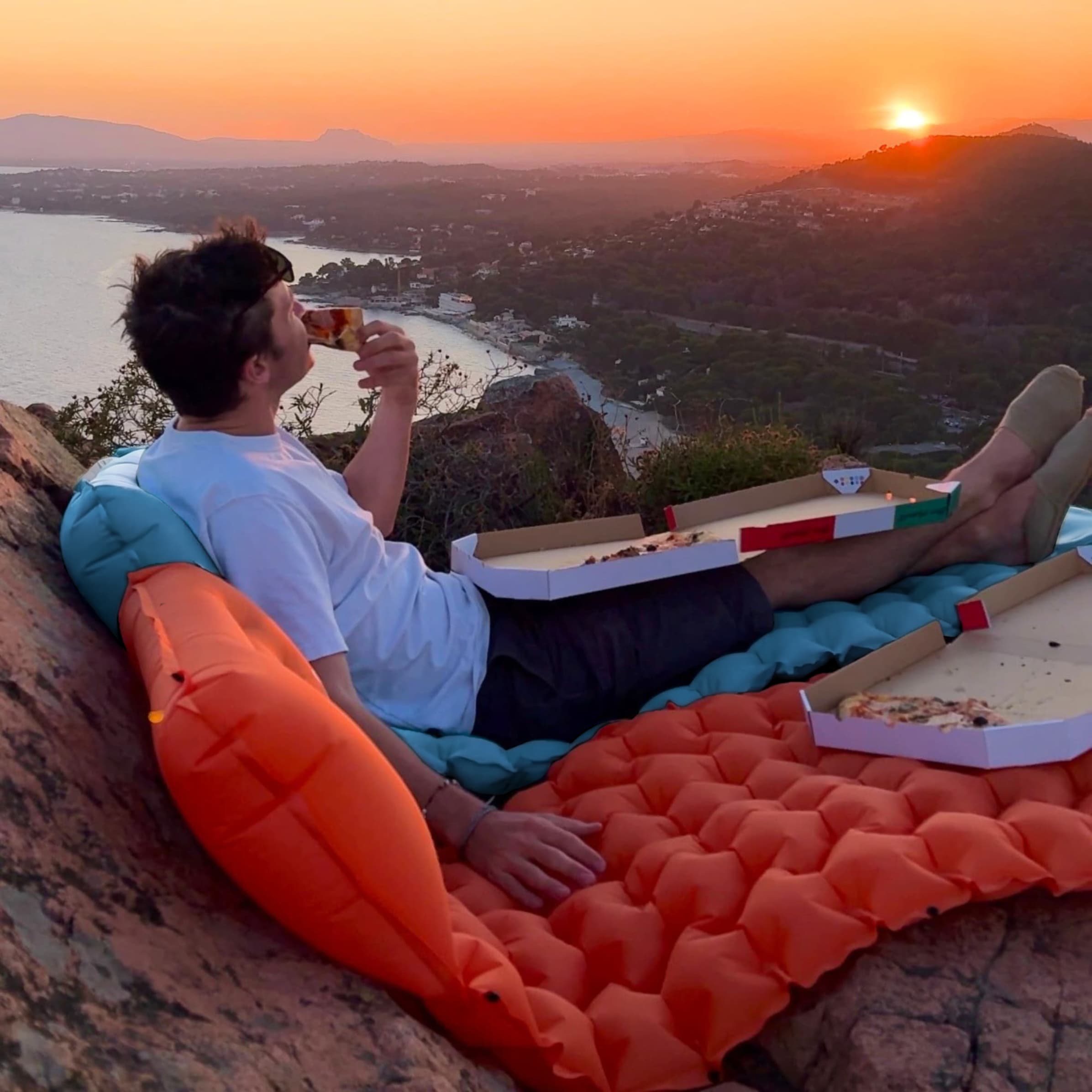 Le matelas gonflable coziya utiliser sur de la roche pour regarder un coucher de soleil. Ultra résistant et super confortable